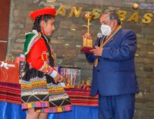 El alcalde encargado Ángel Guzmán Salazar participo de la ceremonia de premiación a las alumnas más destacadas 2021 de la Institución Educativa Virgen de Fátima