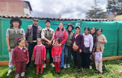 NIÑOS DE LA I.E. SANTA ROSA REVOLUCIONARIA CULTIVAN CONCIENCIA AMBIENTAL CON SU NUEVO BIOHUERTO
